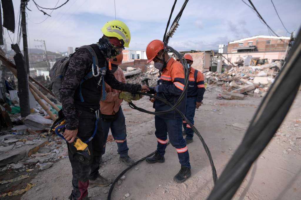 Rescatistas profesionales, acompañados por voluntarios y fuerza pública, retiran escombros y buscan sobrevivientes el 12 de agosto, tercer día del terremoto de 7.4 que azoto varias regiones de Colombia.