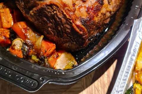 Receta para preparar cabeza de chata asada con hierbas y mostaza