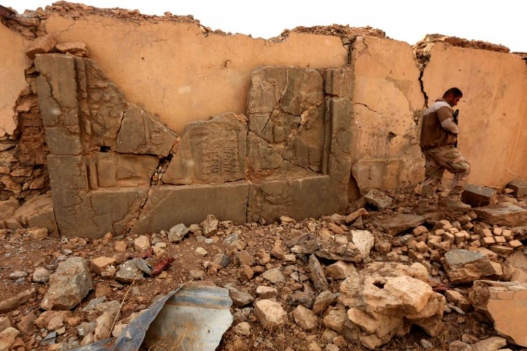Después de que el Estado Islámico destruyó joyas históricas, ¿deberían reconstruirlas?