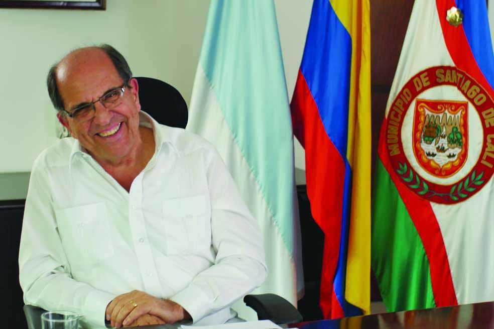 Rodrigo Guerrero sostiene que la política es medicina a gran escala. / Prensa: Alcaldía de Cali