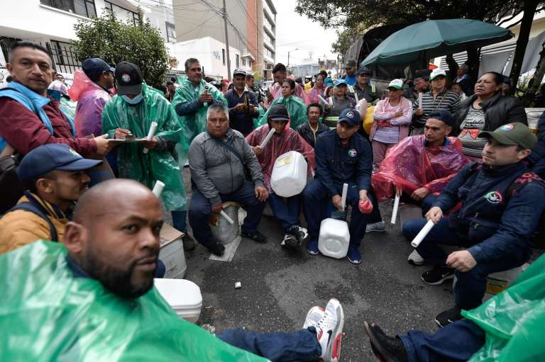 La mañana del miércoles 15 de mayo de 2024, un grupo de aproximadamente 500 recicladores realizaron un plantón frente a las instalaciones de la CRA para exigir mejores condiciones laborales.