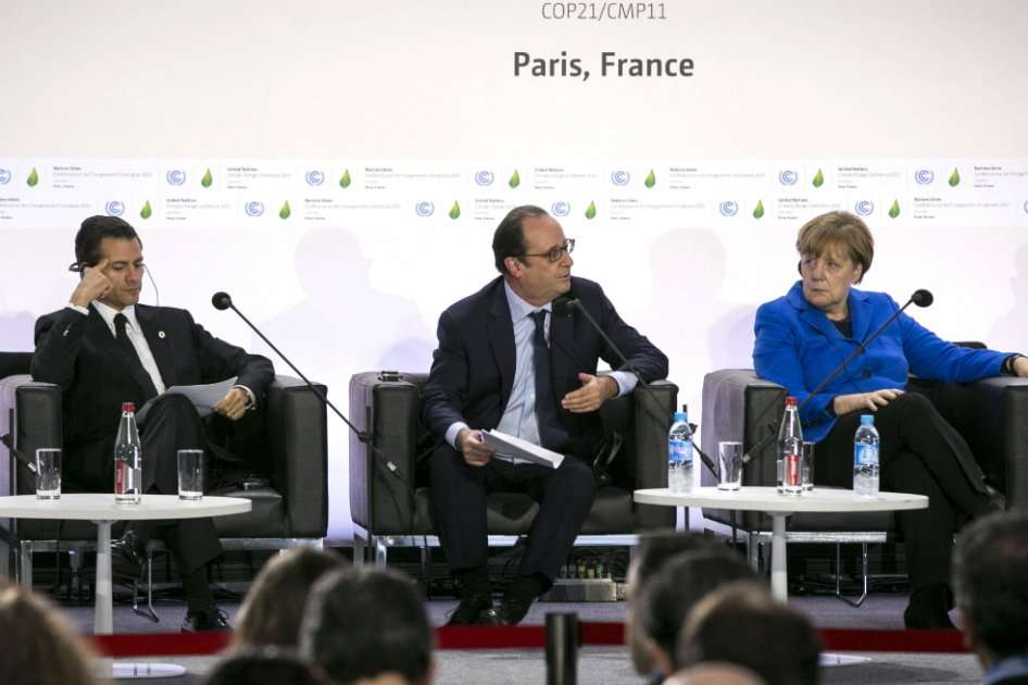 El presidente de México, Enrique Peña Nieto, junto al presidente francés, François Hollande, y la canciller alemana, Ángela Merkel, durante La COP21. / EFE