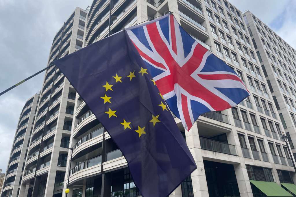 Londres, 20/06/2026.- Unas 1.500 personas se manifestaron este sábado en Londres para exigir el retorno del Reino Unido a la Unión Europea (UE), cuando se recuerda este 23 de junio el décimo aniversario del referéndum que dio la victoria al Brexit. Denominada Marcha Nacional por la Reincorporación (NRM, por sus siglas en inglés),cientos de personas, según la estimación de la Policía, se congregaron en torno a la estación de metro de Temple con pancartas, gorras, camisetas y banderas azules y amarillas de la UE. EFE/Luis Campello