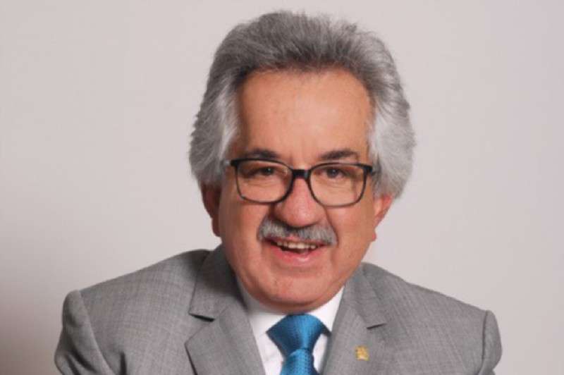 El profesor Ignacio Mantilla asegura que los políticos en Colombia encienden el micrófono, pero apagan el audífono. / Archivo particular