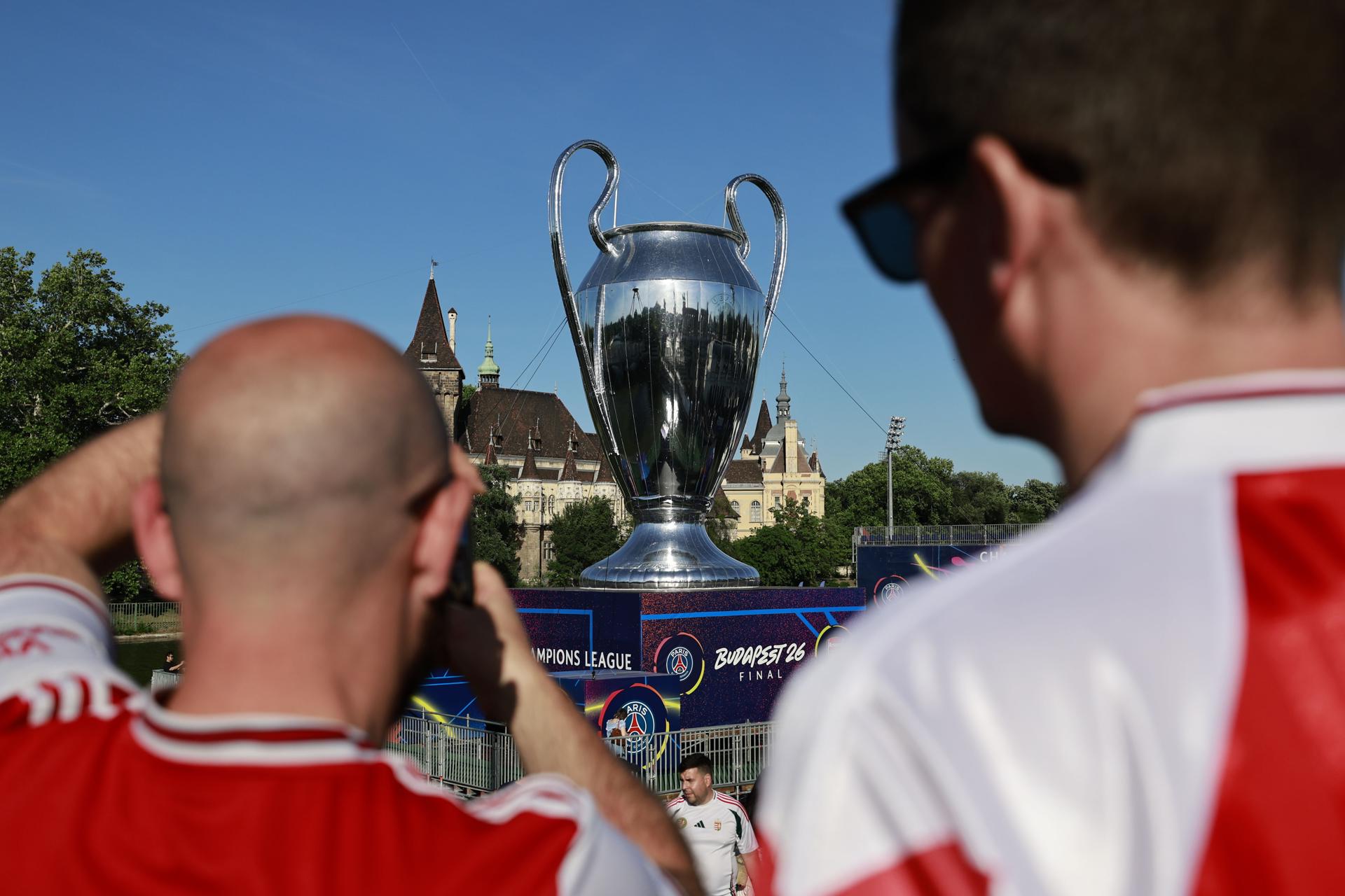 BUDAPEST (Hungary), 29/05/2026.- People look at a giant model of the UEFA Champions League trophy on display during the UEFA Champions festival at the Heroes Square in Budapest, Hungary, 29 May 2026. PSG will face Arsenal on 30 May in their UEFA Champions League Final in Puskas Arena in Budapest. (Liga de Campeones, Hungría) EFE/EPA/ANNA SZILAGYI
