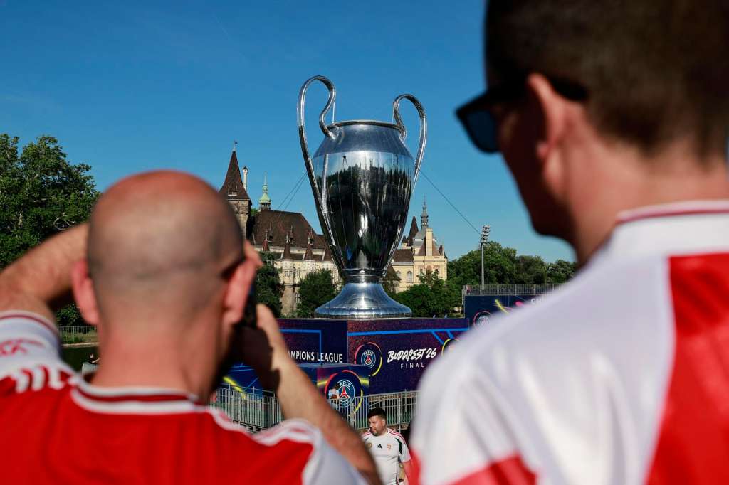 BUDAPEST (Hungary), 29/05/2026.- People look at a giant model of the UEFA Champions League trophy on display during the UEFA Champions festival at the Heroes Square in Budapest, Hungary, 29 May 2026. PSG will face Arsenal on 30 May in their UEFA Champions League Final in Puskas Arena in Budapest. (Liga de Campeones, Hungría) EFE/EPA/ANNA SZILAGYI