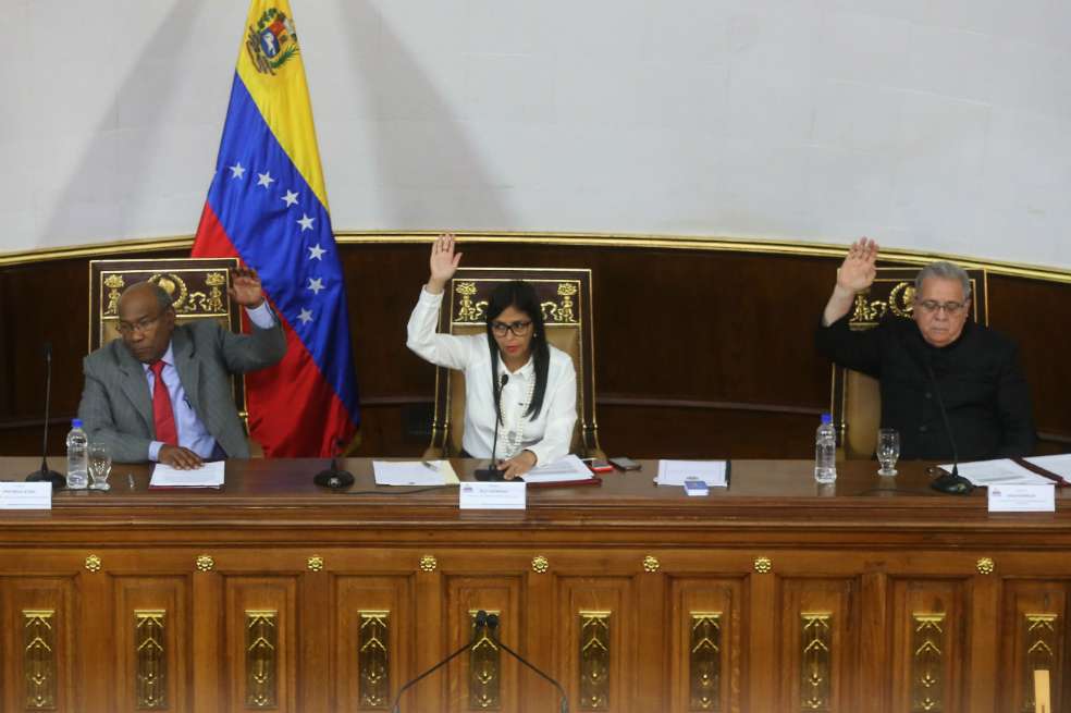 Aristobulo Isturiz, primer vicepresidente; Delcy Rodríguez, presidenta; Isaías Rodríguez, segundo vicepresidente de la Asamblea Nacional Constituyente. / EFE.