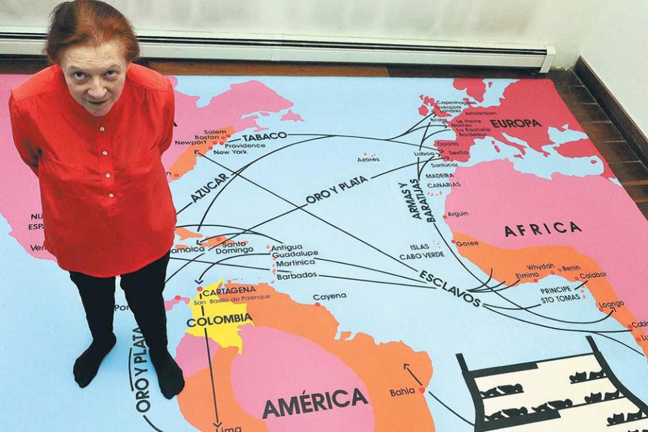 Ana Mercedes Hoyos parada en el mapa que reconstruye “la esclavitud aberrante” que marcó al mundo y especialmente a Colombia y a los palenqueros. / Fotos: Liz Durán – El Espectador