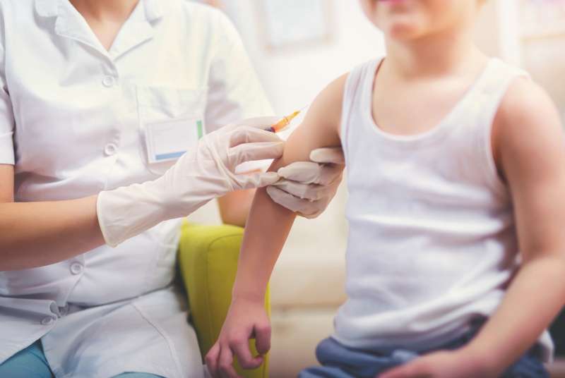 Los adenovirus se propagan de persona a persona y aunque son virus comunes que causan la mayoría de las veces enfermedades respiratorias, “según el tipo, también pueden causar otras enfermedades como gastroenteritis, conjuntivitis, y cistitis”