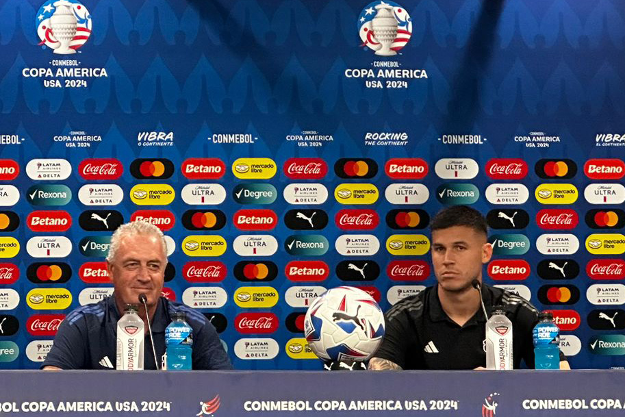 AMDEP3486. GLENDALE (ESTADOS UNIDOS), 27/06/2024.- El seleccionador de Costa Rica Gustavo Alfaro (i) y el defensa Juan Pablo Vargas participan en una rueda de prensa este jueves, en Glendale (EE.UU.) Costa Rica no oculta su meta en el partido ante Colombia y esa es dejar el arco en cero. Así de claro lo resumieron Alfaro y Vargas a un día del partido del Grupo D de la Copa América en la conferencia de prensa en el State Farm de Glendale. EFE/ Claudia Aguilar