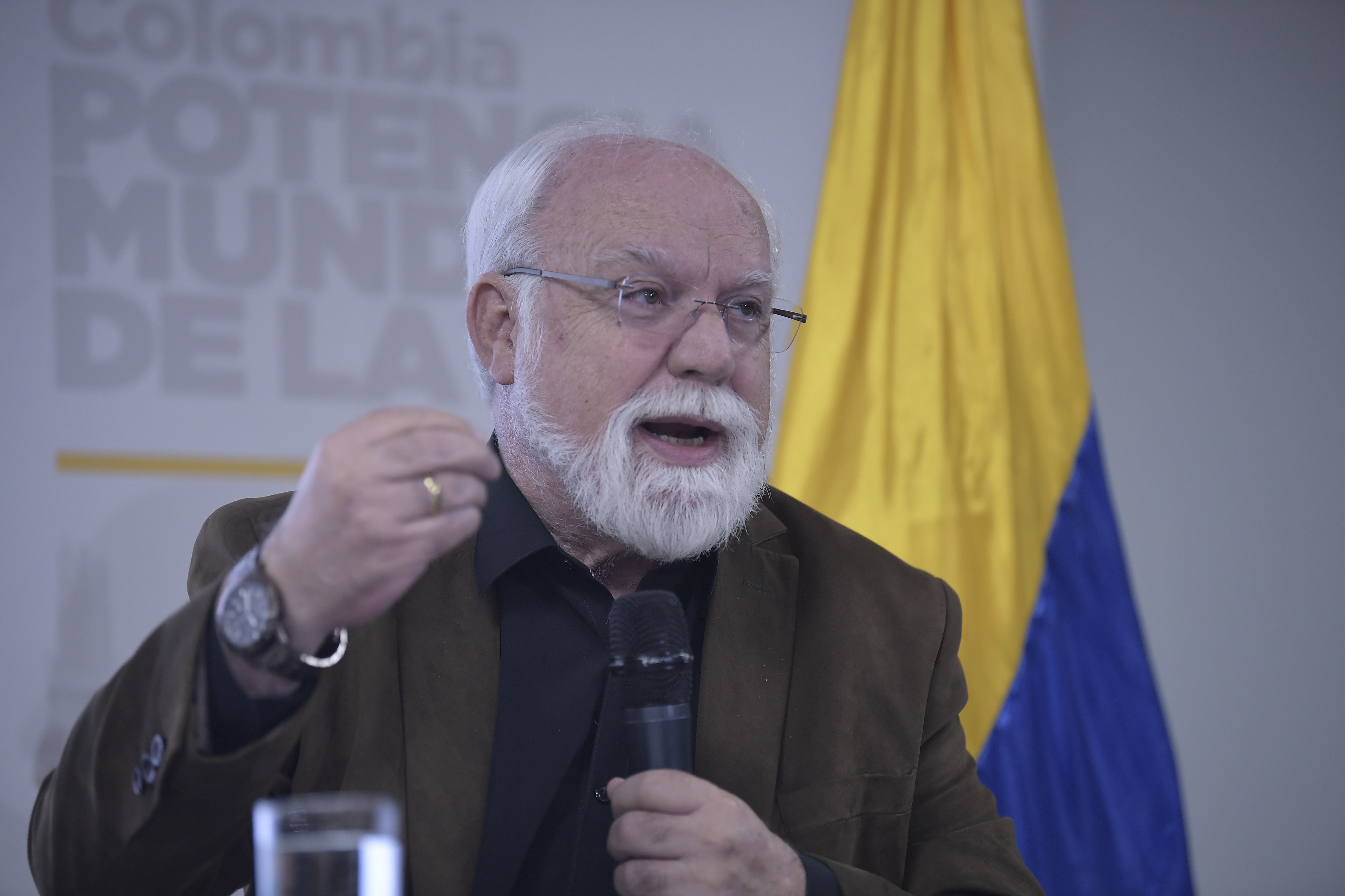 Director de la  Administradora de los Recursos del Sistema General de Seguridad Social en Salud (ADRES), en rueda de prensa por la deuda que tiene la EPS Sanitas con la red de droguerías Cruz Verde.