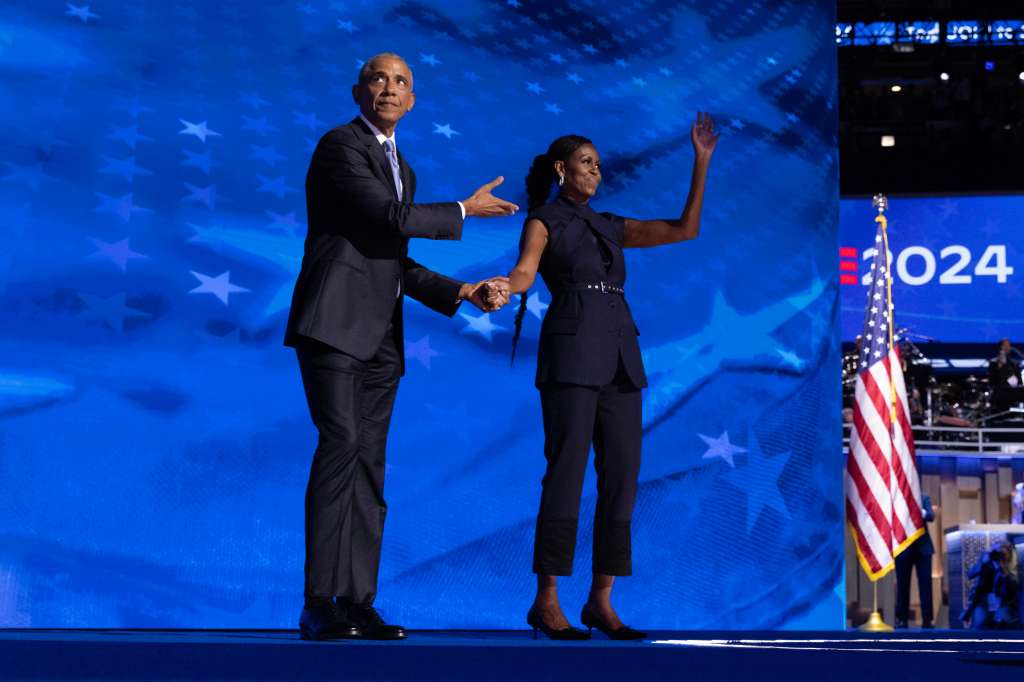 Chicago (United States), 20/08/2024.- Former US President Barack Obama (L) greets former US First Lady Michelle Obama (R) on stage before delivering remarks during the second night of the Democratic National Convention (DNC) at the United Center in Chicago, Illinois, USA, 20 August 2024. The 2024 Democratic National Convention is being held from 19 to 22 August 2024, during which delegates of the United States' Democratic Party will vote on the party's platform and ceremonially vote for the party's nominee for president, Vice President Kamala Harris, and for vice president, Governor Tim Walz of Minnesota, for the upcoming presidential election. (Estados Unidos) EFE/EPA/MICHAEL REYNOLDS
