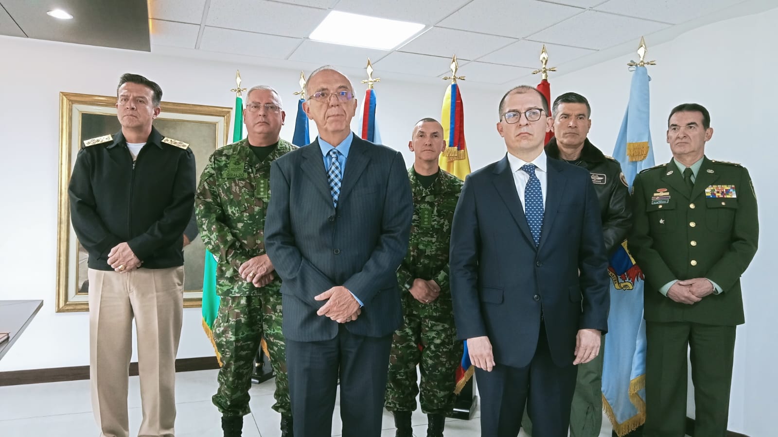 Declaración del ministro de Defensa, junto a la cúpula militar y el fiscal general.