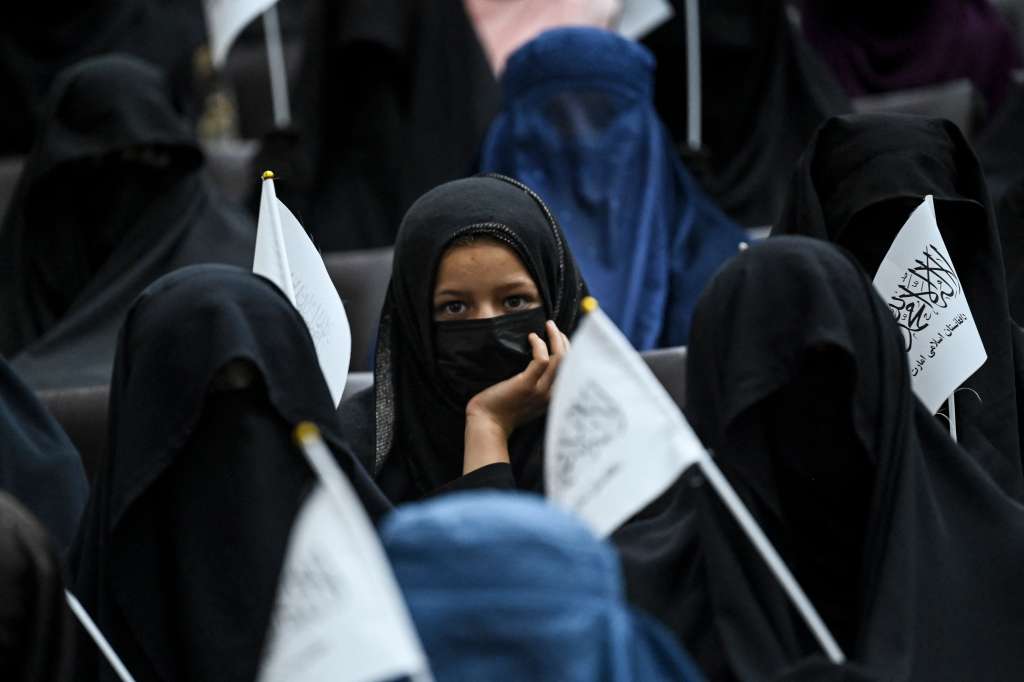 Mujeres en Afganistan podrán estudiar, pero separadas de los hombres