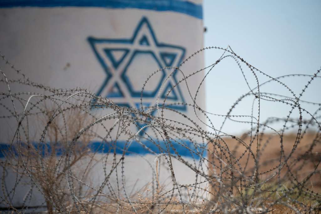 RAS EIN AL AUYA (CISJORDANIA), 04/07/2025.- Alambre de espino ante u puesto de control de Israel, sin soldados, en Cisjordania, cercano a la comunidad beduina de Ras Ein Al Auya. EFE/ Magda Gibelli