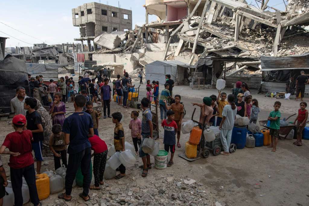 Khan Younis (---), 24/08/2025.- Displaced Palestinians wait to fill containers with drinking water amid the destruction in the Khan Younis camp, southern Gaza Strip, 24 August 2025. According to the UN around 90 per cent of the population or 1.9 million people in Gaza have been displaced since the start of the conflict. EFE/EPA/HAITHAM IMAD