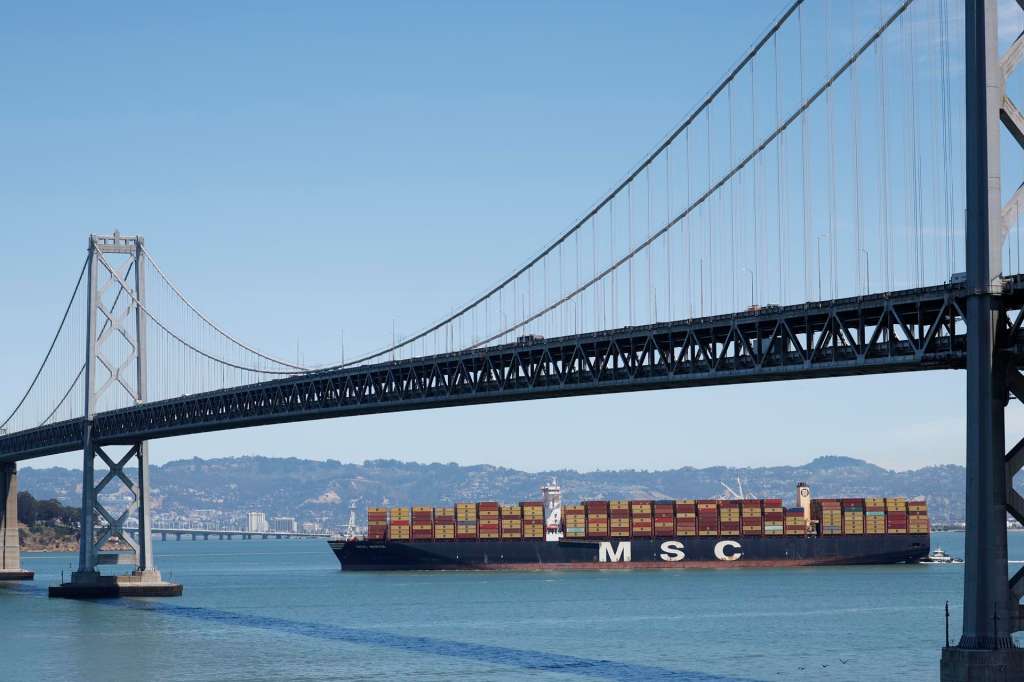 OAKLAND (United States), 08/08/2025.- Container ship MSC Mirja sailing under the flag of Liberia makes its way towards the San Francisco Bay Bridge in San Francisco, California, USA, 07 August 2025. MSC Mirja is in route to Qingdao, China as US President Trump began levying higher import taxes on dozens of countries. (Protestas) EFE/EPA/JOHN G MABANGLO