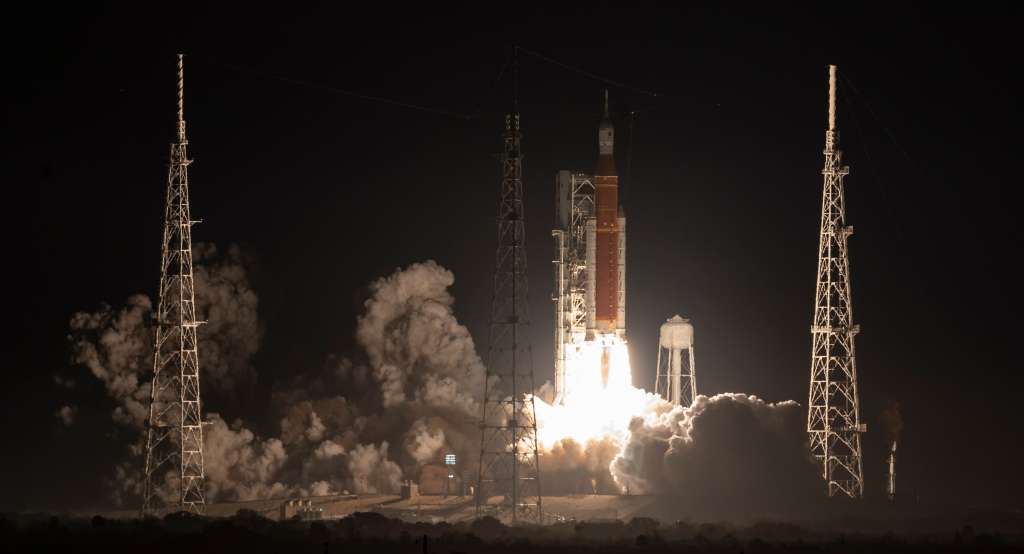 Cape Canaveral (United States), 16/11/2022.- A handout photo made available by NASA shows NASA's Space Launch System rocket carrying the Orion spacecraft launching on the Artemis I flight test, from Launch Complex 39B at NASA's Kennedy Space Center in Florida, USA, 16 November 2022. NASA's Artemis I mission is the first integrated flight test of the agency's deep space exploration systems: the Orion spacecraft, Space Launch System (SLS) rocket, and ground systems. (Estados Unidos) EFE/EPA/NASA / BILL INGALLS / HANDOUT MANDATORY CREDIT HANDOUT EDITORIAL USE ONLY/NO SALES