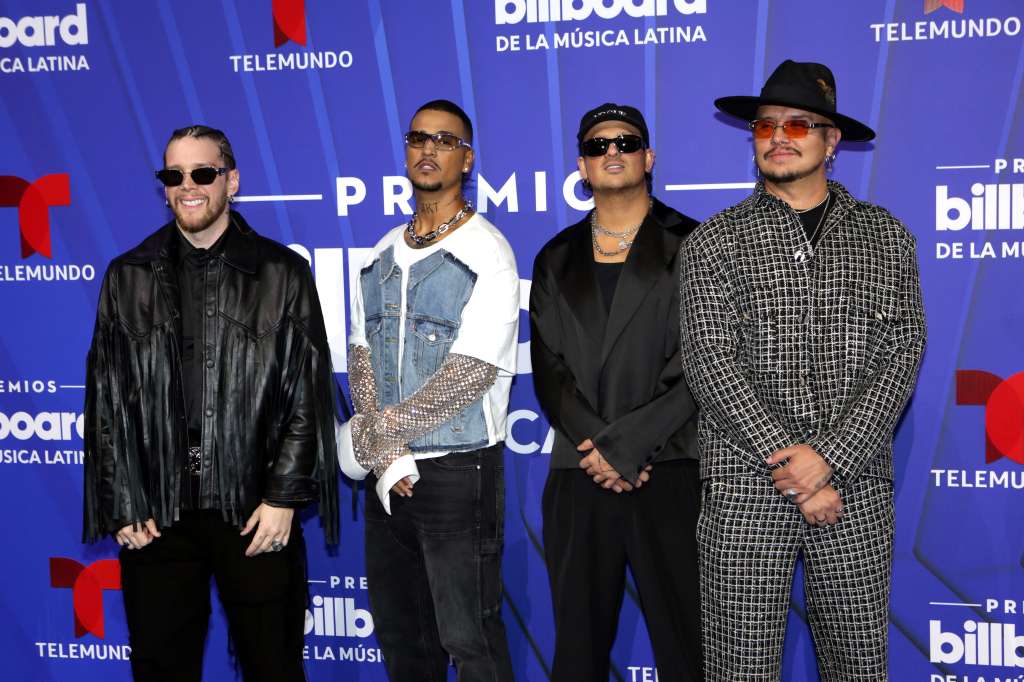 USA7898. MIAMI BEACH (ESTADOS UNIDOS), 17/10/2024.- Los integrantes del grupo de pop Piso 21 posan en la alfombra azul de los premios Billboard de la Música Latina, este jueves en el Jackie Gleason Theatre, en Miami Beach (Estados Unidos). La alfombra azul de los Latin Billboards de 2024 fue una explosión de negro, con ligeros toques monocromáticos, interrumpidos por momentos por efectos metálicos y estructuras inesperadas. EFE/ Marlon Pacheco