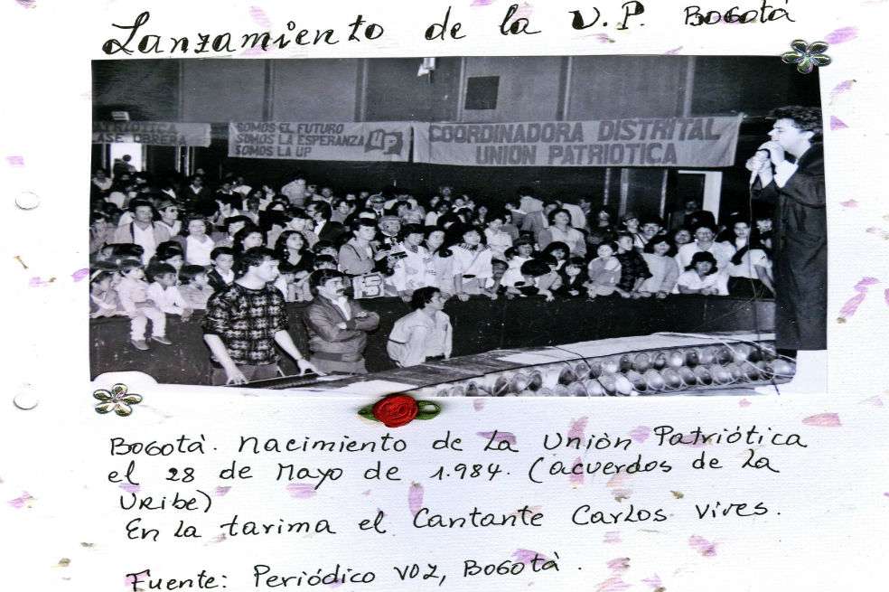 Foto familiar del lanzamiento de la Unión Patriótica, el 28 de mayo de 1984. En la tarima, el cantante Carlos Vives. / Periódico Voz