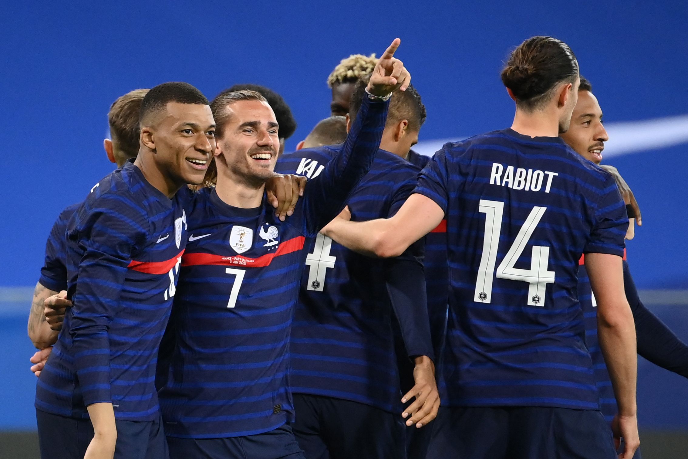 Kylian Mbappe celebra con Antoine Griezmann uno de los goles de Francia en la victoria 3-0 sobre Gales. /AFP