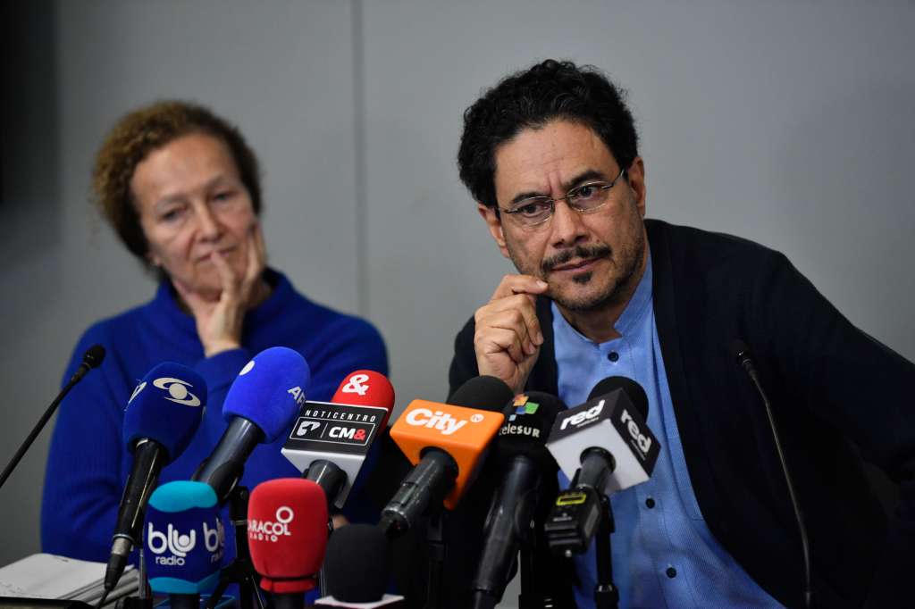 Senador durante la rueda de prensa con respecto a los Diálogos de paz con el ELN y el Gobierno