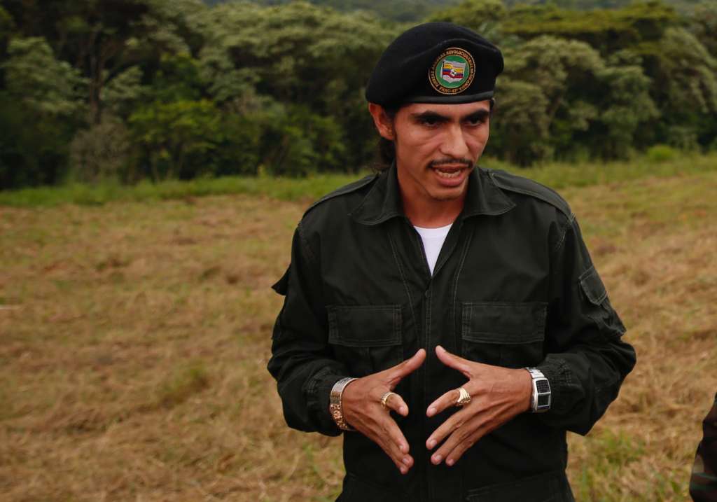 AME7975. CASA ROJA (COLOMBIA), 21/06/2023.- Fotografía de archivo fechada el 15 de abril de 2023 que muestra al comandante del Bloque Magdalena Medio del frente 33 de las disidencias de las Farc, alias "Andrey Avendaño", durante una entrevista con EFE en Casa Roja, en el departamento de Caquetá (Colombia). La principal disidencia de las FARC, el Estado Mayor Central (EMC), confía en retomar el cese el fuego en los departamentos colombianos en los que se suspendió, a pesar de que los diálogos con el Gobierno siguen en "standby", y está a la espera de una respuesta del Ejército de Liberación Nacional (ELN) para poder establecer un alto de hostilidades entre las dos guerrillas. EFE/Ernesto Guzmán/ARCHIVO