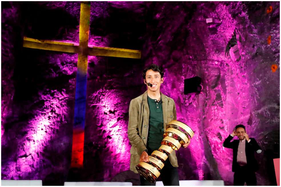 El ciclista colombiano Egan Bernal celebró su título del Giro de Italia en la Catedral de Sal de Zipaquirá, su pueblo.