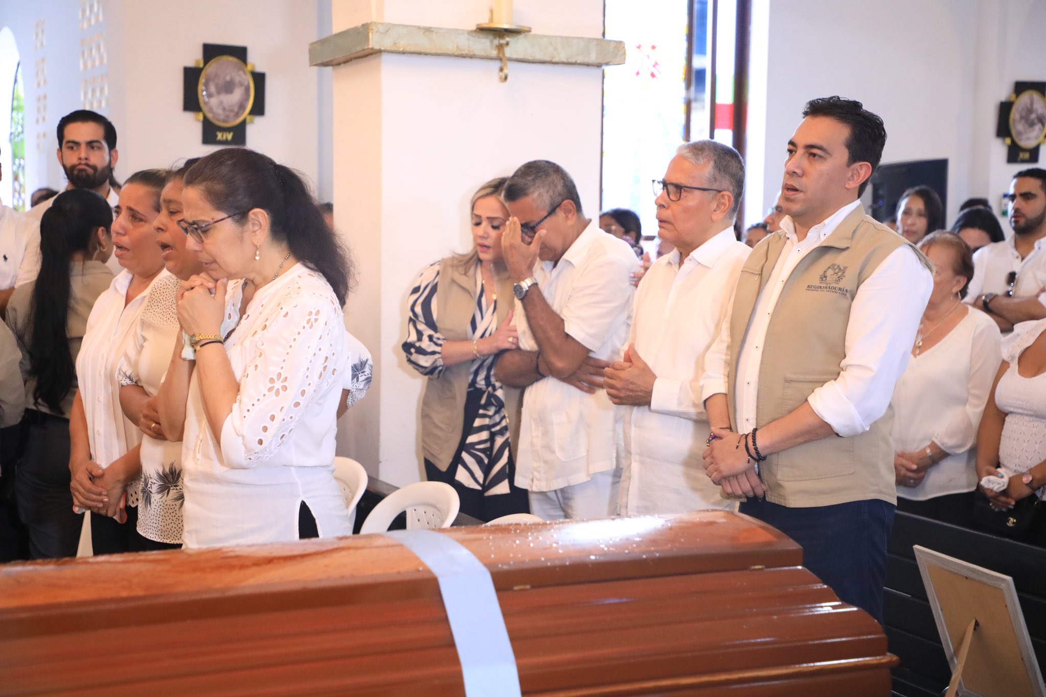 El registrador Alexander Vega asistió a las exequias de Duperly Arévalo en Gamarra, Cesar.