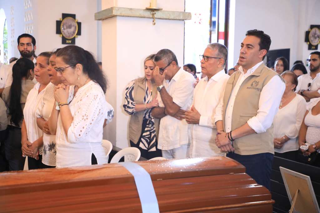 El registrador Alexander Vega asistió a las exequias de Duperly Arévalo en Gamarra, Cesar.