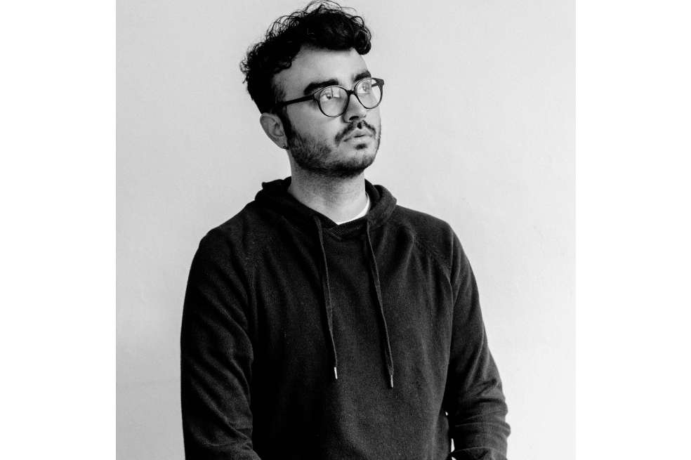 Daniel Arzola es diseñador gráfico y artista visual.