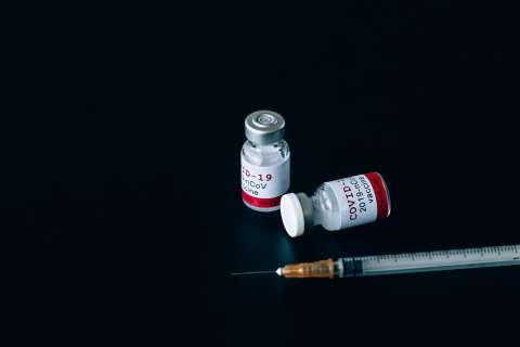 Es seguro vacunarse contra la gripe y el coronavirus al mismo tiempo