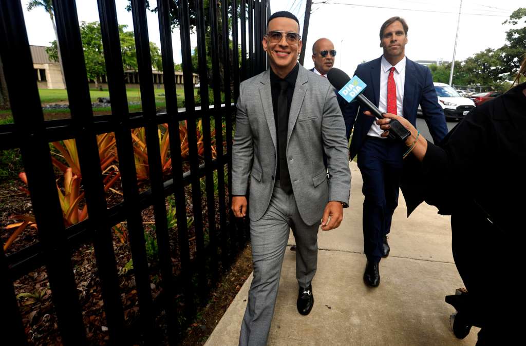 AME073. SAN JUAN (PUERTO RICO), 14/08/2025.- El cantante Daddy Yankee camina hacia una audiencia este jueves, en cercanías del Tribunal Federal en San Juan (Puerto Rico). Daddy Yankee interpuso una demanda contra su exesposa Mireddys González y su excuñada Ayeicha González, por presuntamente eliminar información importante de las empresas El Cartel Productions y Los Cangris Inc., con la que reclama una compensación de 12 millones de dólares. EFE/ Thais Llorca