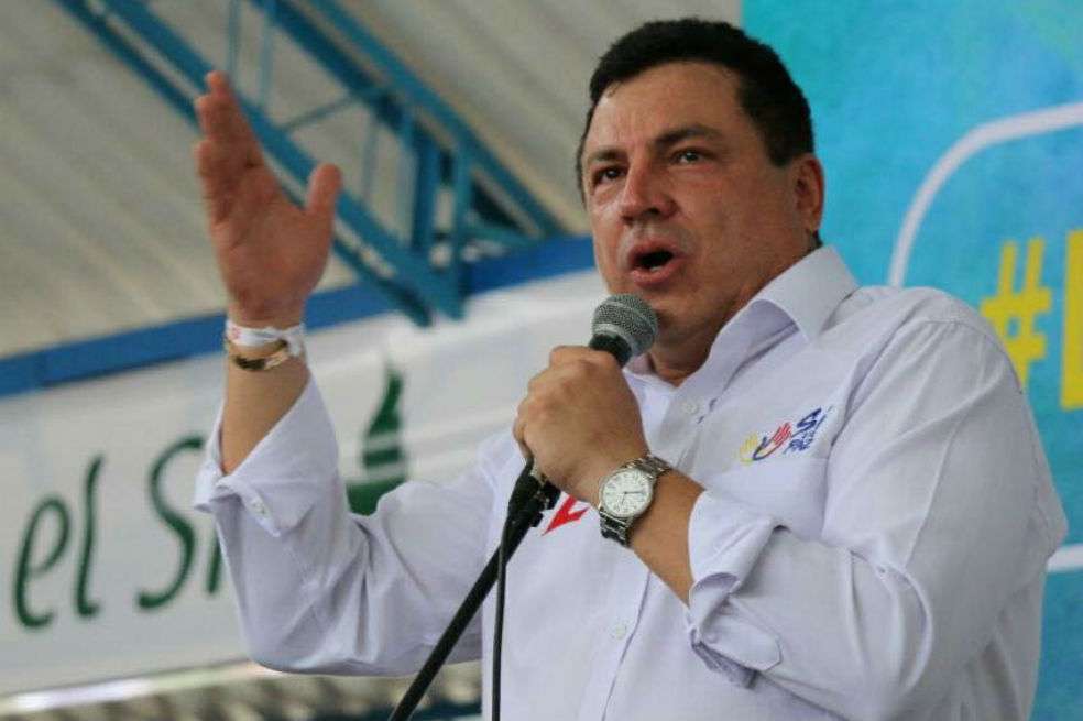 De acuerdo con la investigación, el senador se habría aprovechado de su situación de superioridad y de su posición para cometer los hechos señalados.