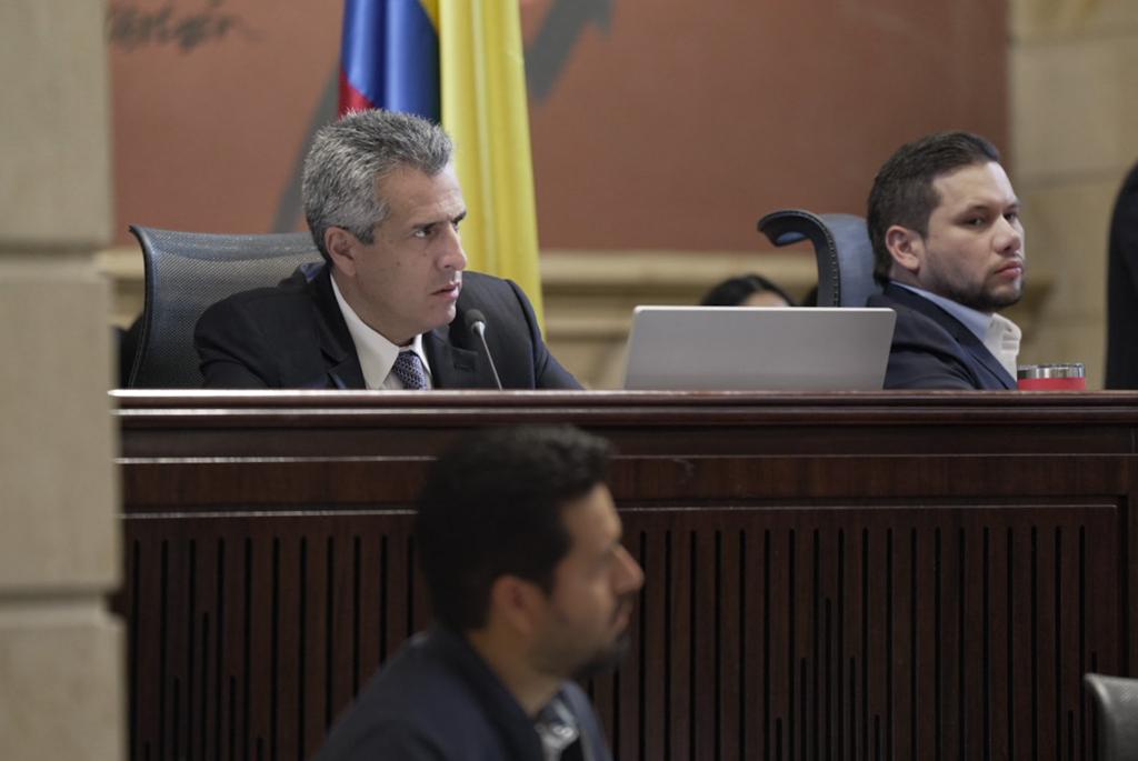 Reforma a la salud, así fue como el ministro Luis Fernando Velasco y el presidente Andrés Calle lograron aprobar la mitad de los artículos