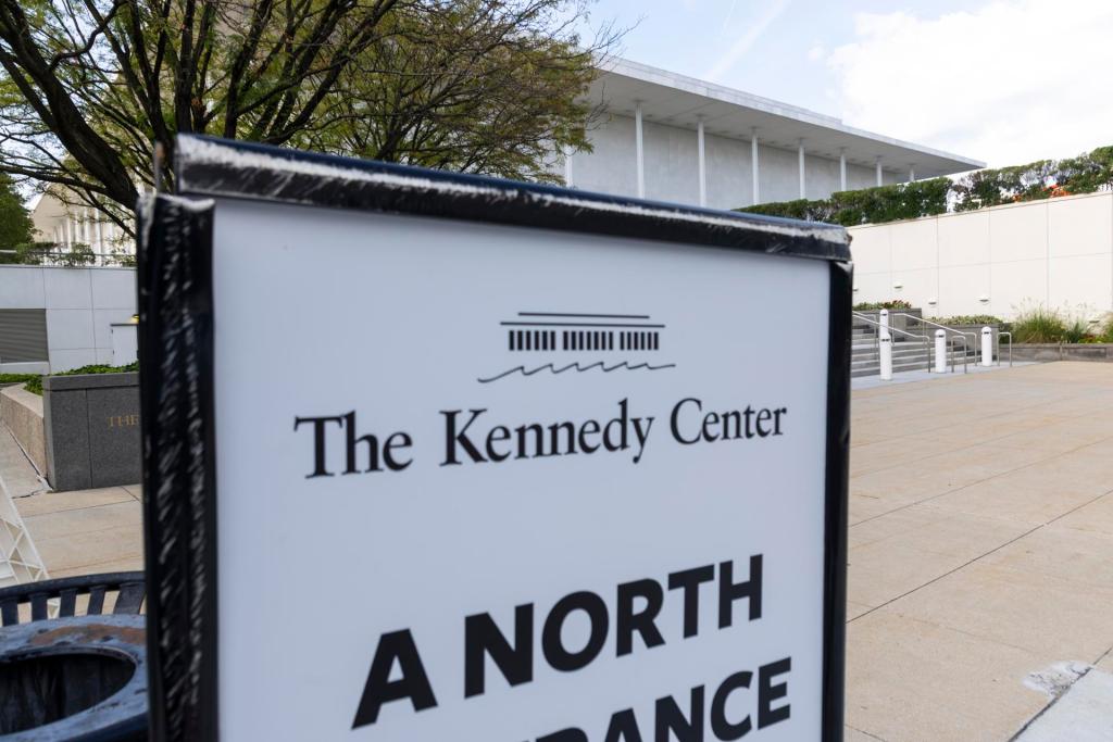 WASHINGTON (United States), 28/08/2026.- The John F. Kennedy Center for the Performing Arts in Washington, DC, USA, 28 August 2026. The Kennedy Center is at the center of a legal battle over efforts by the Trump administration and the Kennedy Center's Trump-aligned board to keep President Donald Trump's name on the building, amid continuing controversy over the move. EFE/EPA/SHAWN THEW