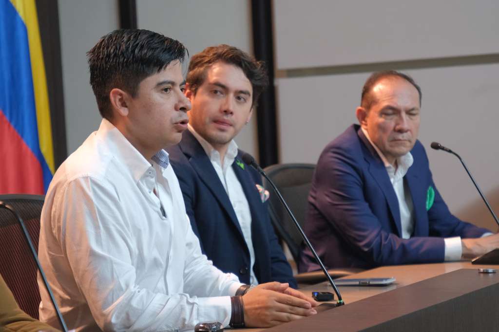 El senador Ariel Ávila, el concejal de Bogotá, Julián Triana, y Antonio Sanguino, dieron una rueda de prensa para hablar del partido Alianza Verde.