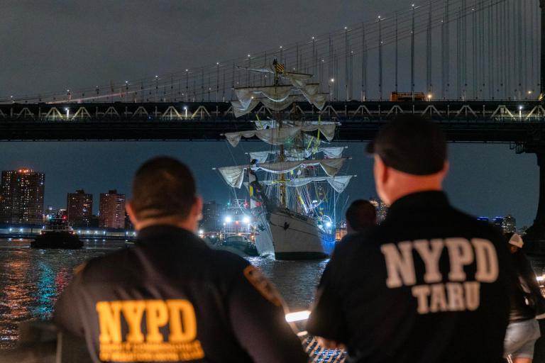 Fallecen dos tripulantes heridos tras colisión de buque mexicano contra puente de Brooklyn
