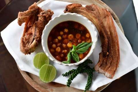 Cómo preparar fritura de alas de pavo y costilla de cerdo con sweet chili de uchuvas
