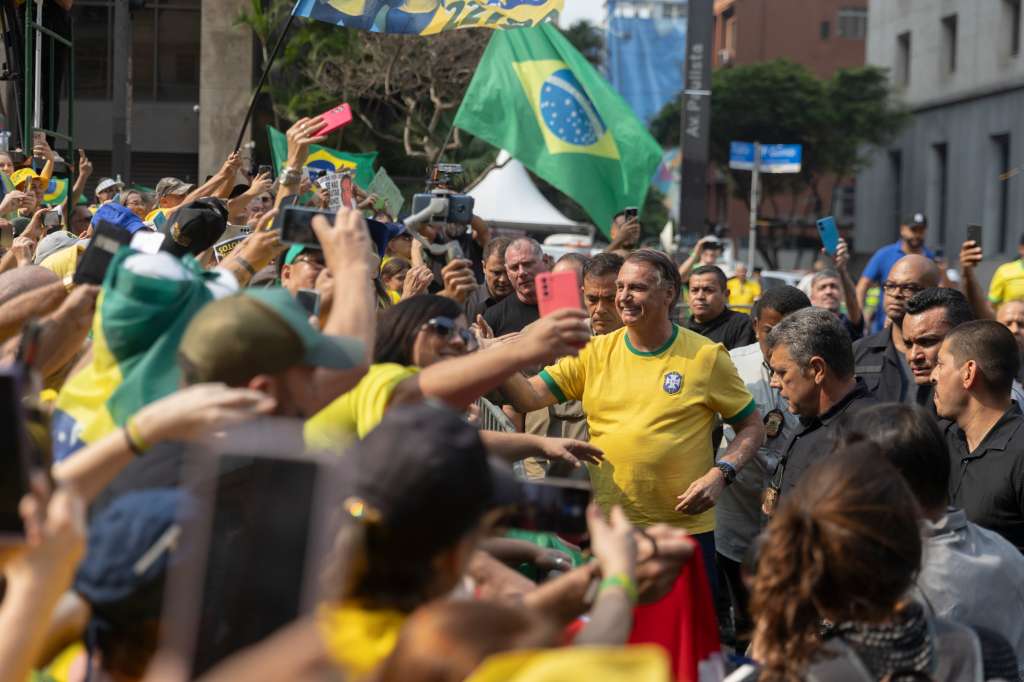 AME6906. SAO PAULO (BRASIL), 07/09/2024.- El expresidente brasileño Jair Bolsonaro (2019-2022) saluda a varios simpatizantes durante una manifestación este sábado en la avenida Paulista de Sao Paulo (Brasil). Bolsonaro volvió a cargar contra el Poder Judicial y tachó de "dictador" al magistrado de la Corte Suprema que lo investiga a él y al magnate Elon Musk en un proceso por la difusión masiva de noticias falsas. EFE/ Isaac Fontana