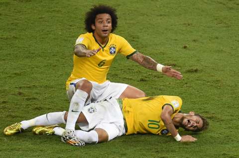 "No siento las piernas", el grito de Neymar tras el rodillazo de Camilo Zúñiga
