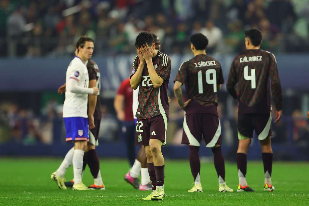 . ARLINGTON (ESTADOS UNIDOS), 24/03/2024.- Jugadores de México se lamentan al perder ante Estados Unidos este domingo, en el partido de la final de La Liga de Naciones de la Concacaf en el estadio AT&T, en Arlington (EE.UU.). EFE/ Carlos Ramírez