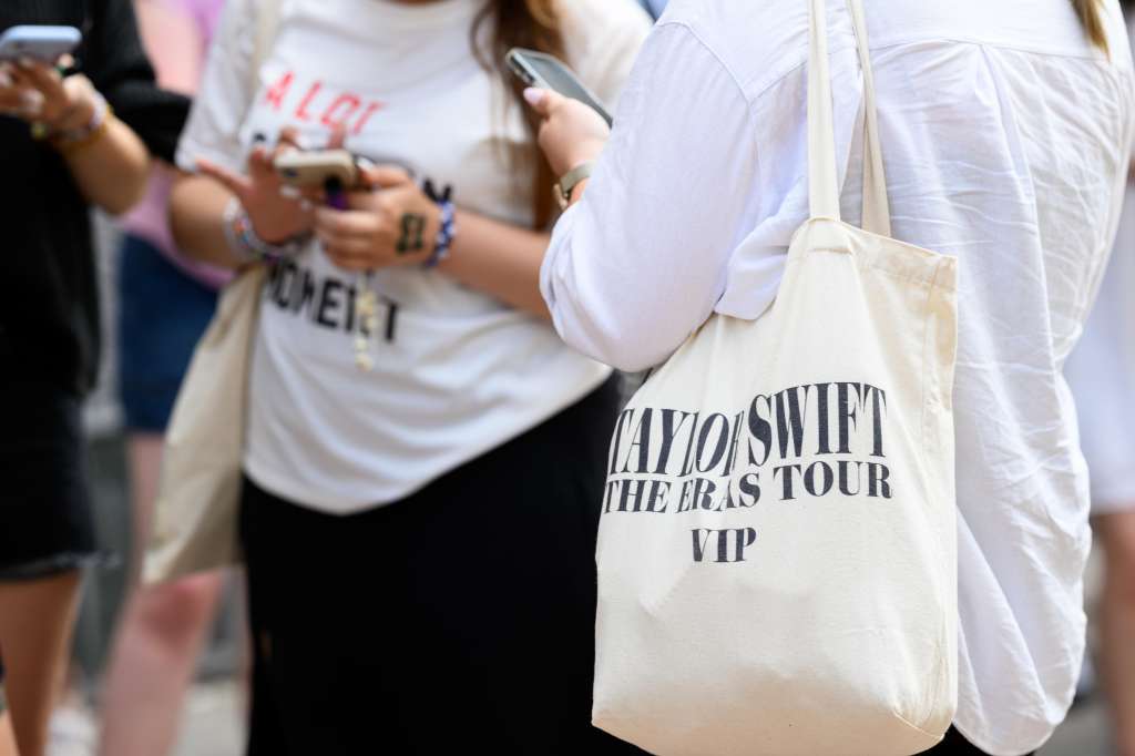 Vienna (Austria), 08/08/2024.- Fans stand near the 'friendship bracelet tree' after all three of American singer-songwriter Taylor Swift's concerts were canceled by the organizer due to the risk of an attack, in Vienna, Austria, 08 August 2024. Swift's three shows in Vienna, scheduled for 08, 09 and 10 August were cancelled 'due to confirmation by government officials of a planned terrorist attack at the Ernst Happel Stadium,' the event organizers said. (Terrorista, Atentado terrorista, Viena) EFE/EPA/MAX SLOVENCIK