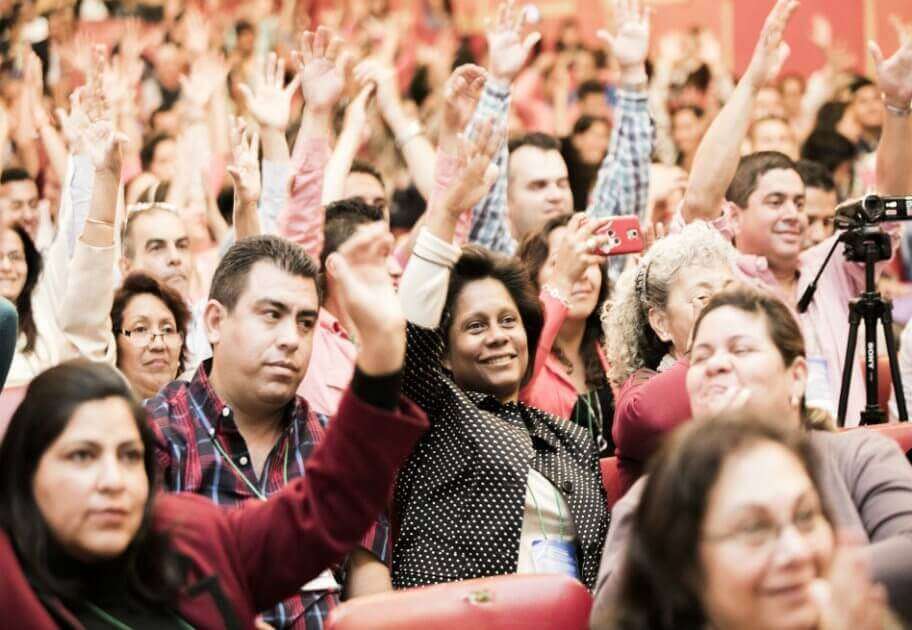 Personas con discapacidad auditiva aplaudiendo durante el lanzamiento de la “app” móvil del Centro de Relevo. / Cortesía.