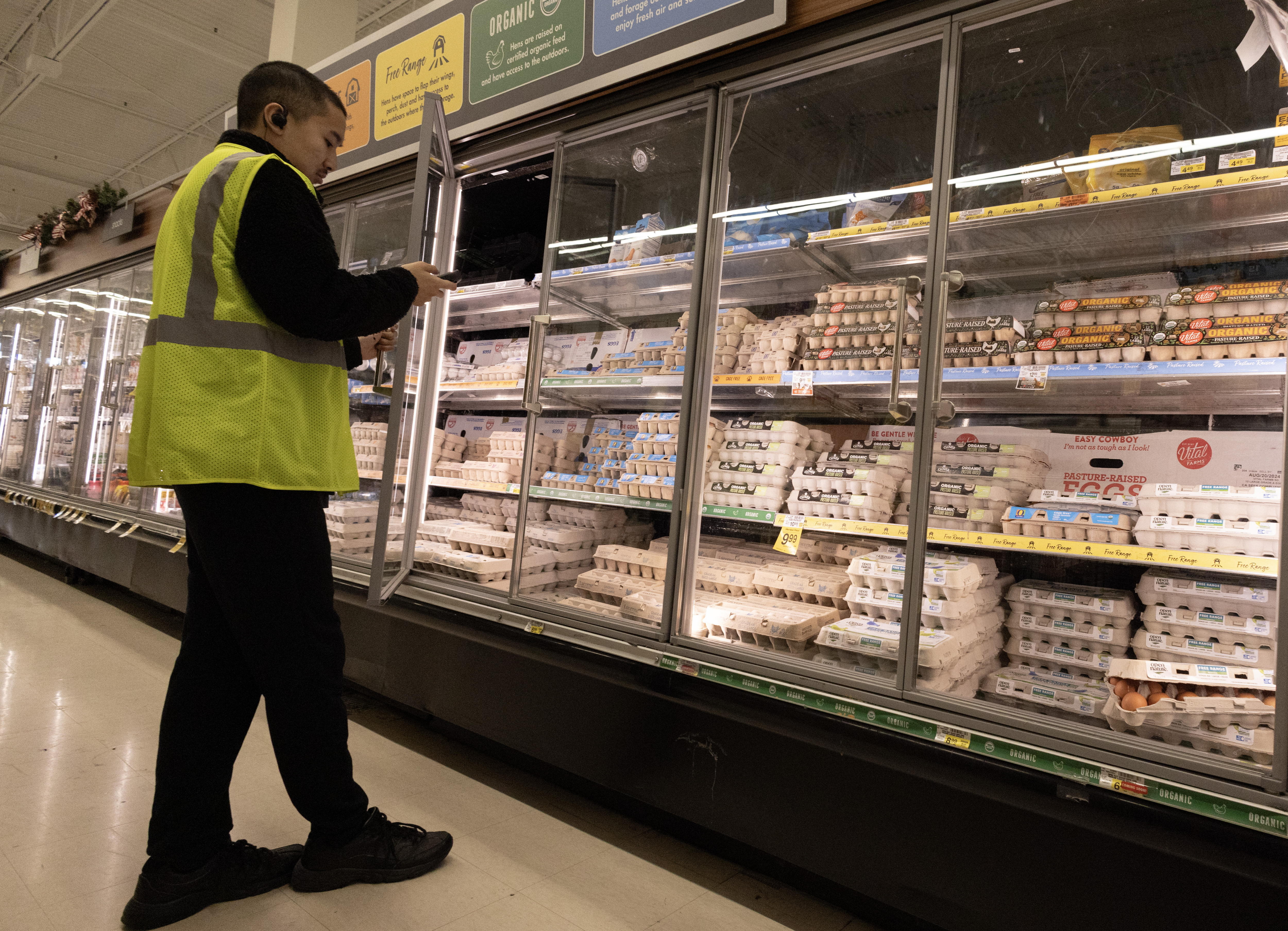 Alameda (United States), 11/12/2024.- A man checks on cartoned eggs at a grocery store in Alameda, California, USA, 11 December 2024. The consumer price index increased 2.7 percent in November from a year earlier. Inflation in the United States moved slightly last November, with groceries, hotel rooms, and home sales sharply increasing. Egg prices, which have been volatile for more than two years, partly because of bird flu outbreaks, are nearly 38 percent higher than a year ago. President-elect Donald Trump promised tariffs on imports from Canada and Mexico, which could further raise prices of fresh fruits and vegetables. (Estados Unidos) EFE/EPA/JOHN G. MABANGLO