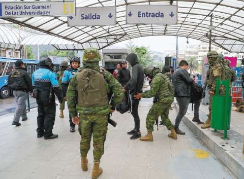 Cooperación y depurar la corrupción: claves para salir del laberinto ecuatoriano