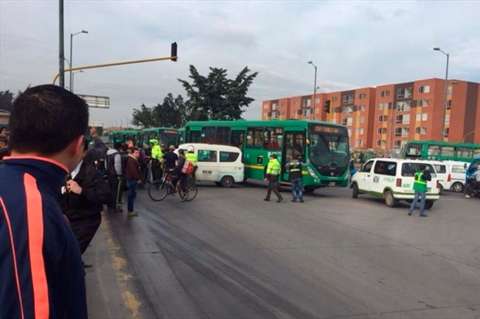 Vehículos de transporte público especial protagonizan bloqueos en Portal Américas