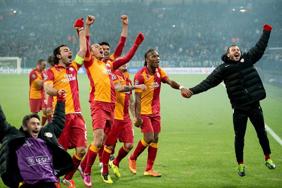 Jugadores del Galatasaray celebran tras ganar la serie frente al Schalke 04 en octavos de final del la Liga de Campeones. / AFP
