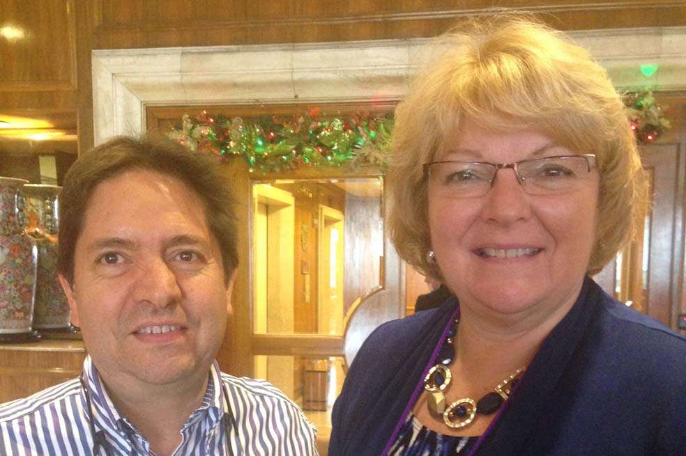 El autor de la entrevista, el médico Hernando Salcedo, con la doctora Sherri Tenpenny, durante su reciente visita a Colombia.