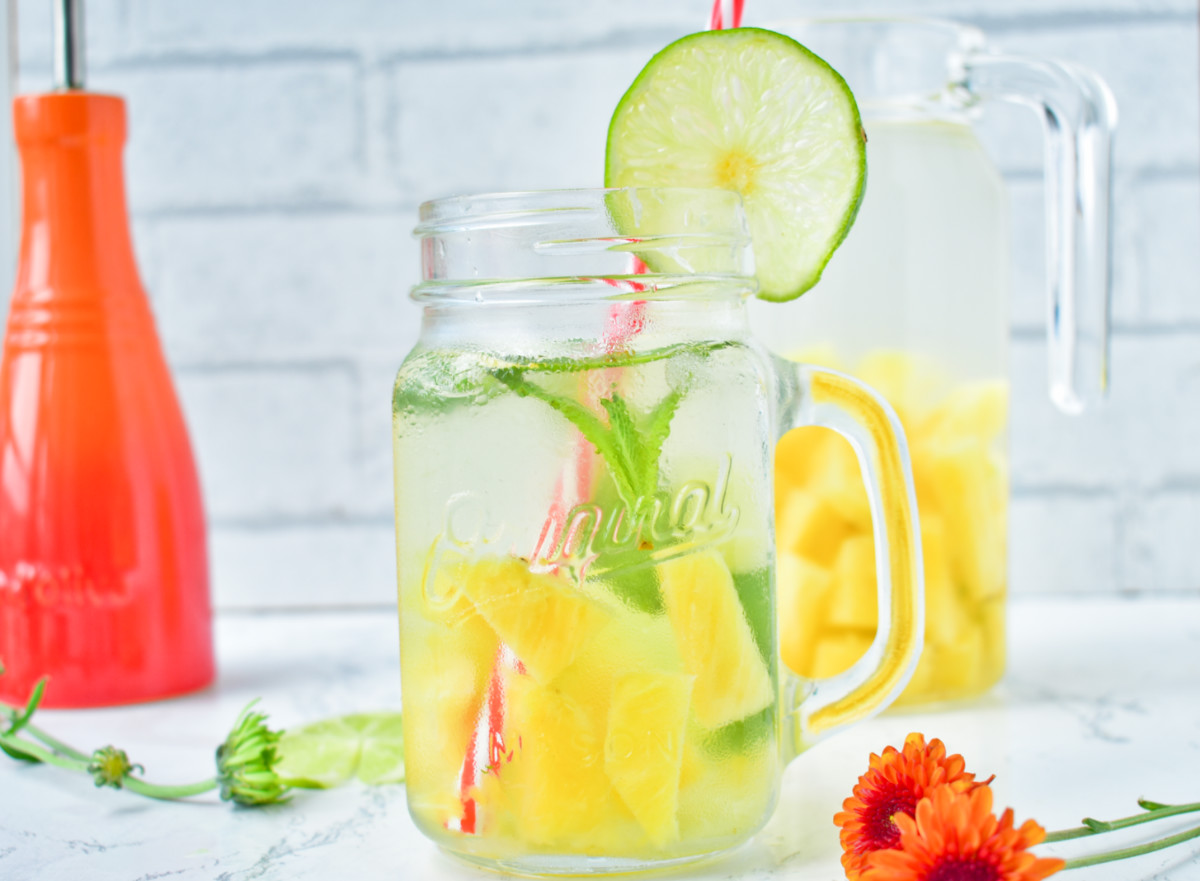 Limonada de jengibre y hierbabuena